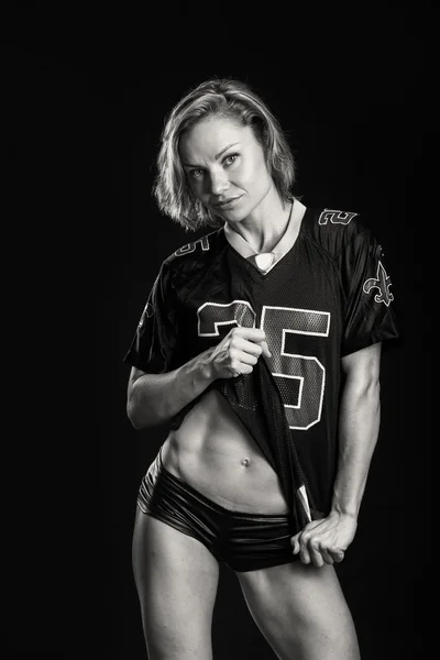 Спортивная девушка в футболке — стоковое фото