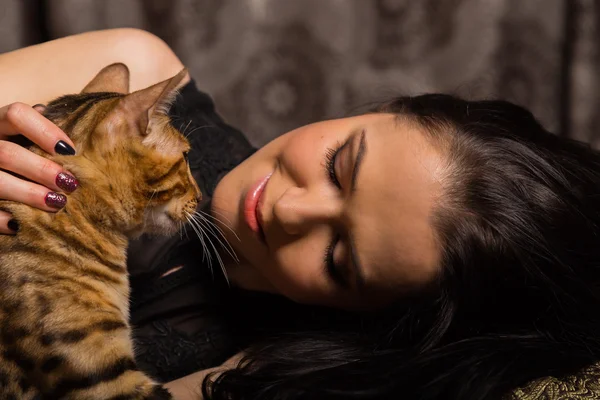 Gyönyörű nő macskával — Stock Fotó