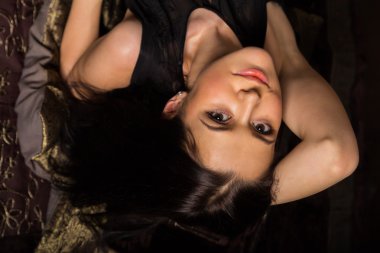 Güzel esmer kadın.