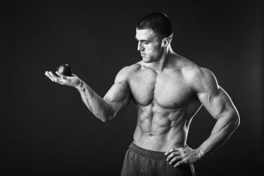 Kaslı adam holding elma