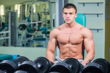 adam dumbbells ile bir spor salonu