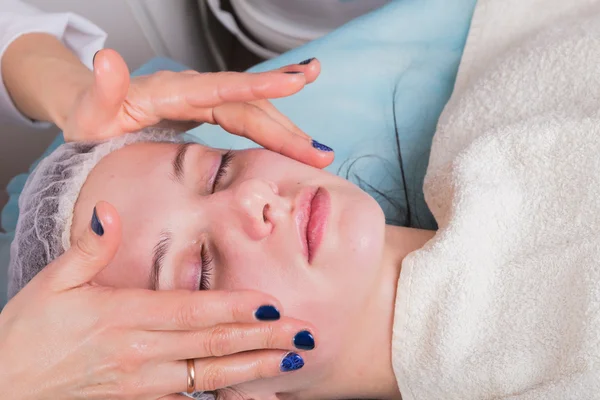 Mujer que tiene tratamientos faciales cosméticos — Foto de Stock