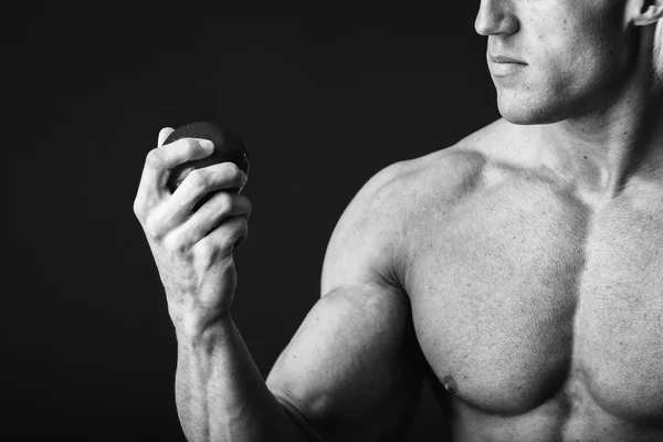 Uomo muscolare in possesso di mela — Foto Stock