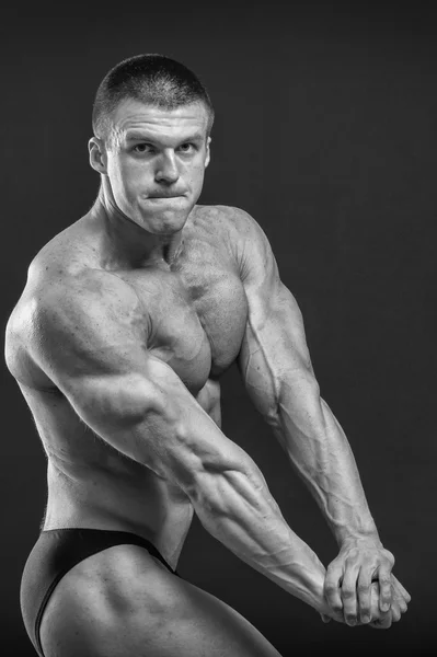 Kaslı adam vücut geliştirmeci — Stok fotoğraf