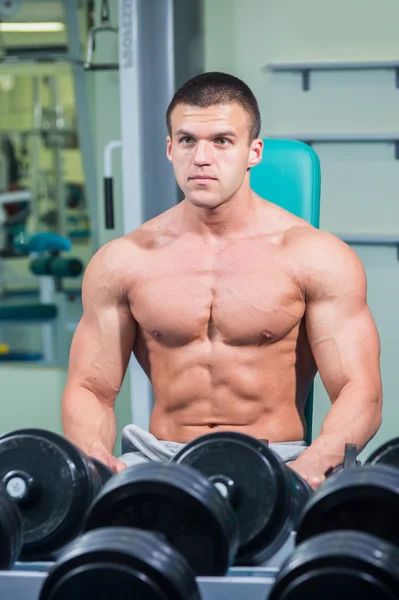 Uomo in palestra con manubri — Foto Stock