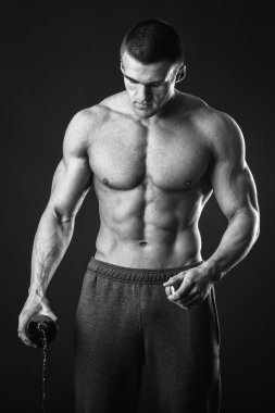 Bir bira ile kas adam