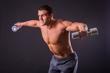 Sporcu bir halter holding.