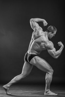 kaslı adam vücut geliştirmeci