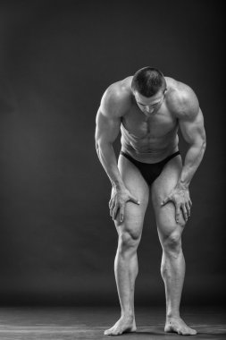 kaslı adam vücut geliştirmeci