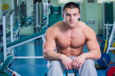 Spor salonunda egzersiz yapan erkek