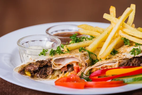 Shawarma con patatas y verduras — Foto de Stock