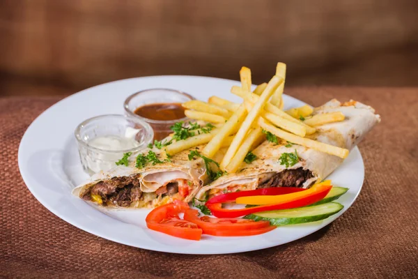 Shawarma con patatas y verduras — Foto de Stock