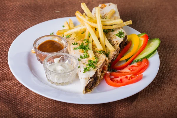 Shawarma con patatas y verduras — Foto de Stock