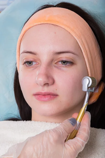 Mujer que tiene tratamientos faciales cosméticos — Foto de Stock
