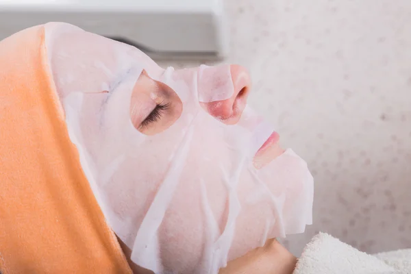 Mulher com tratamentos faciais cosméticos — Fotografia de Stock