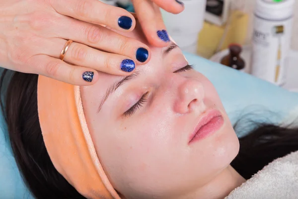Woman having cosmetic facial treatments — Stock Photo, Image