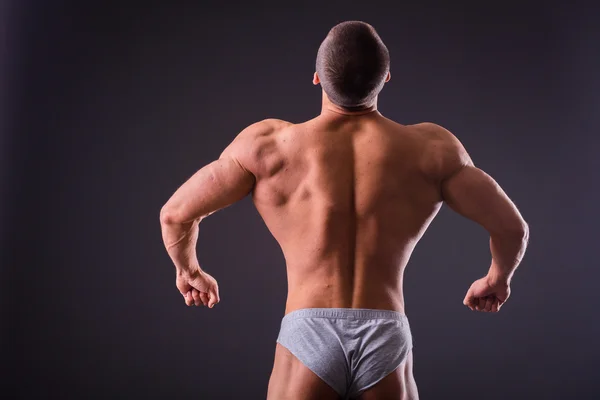 Fisiculturista mostra seus músculos — Fotografia de Stock
