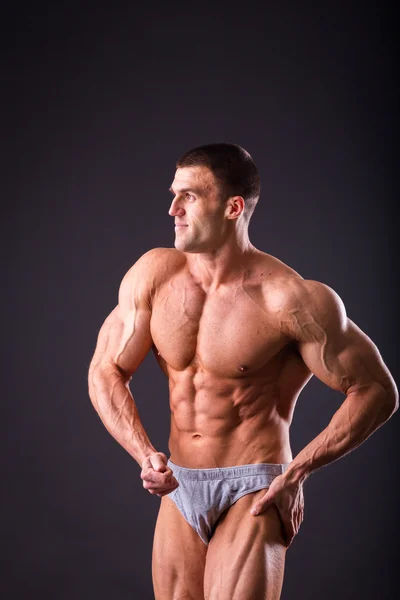 Bodybuilder shows his muscles — Stock Photo, Image