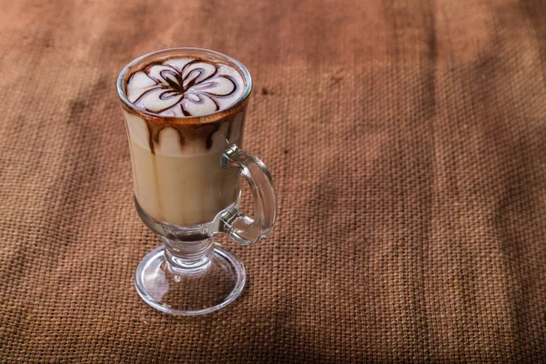 Latte kaffe på bordet — Stockfoto