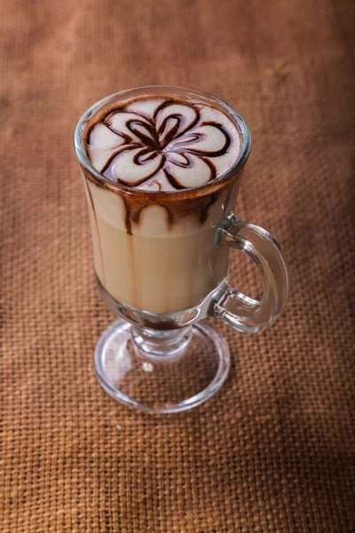 Latte káva na stůl — Stock fotografie