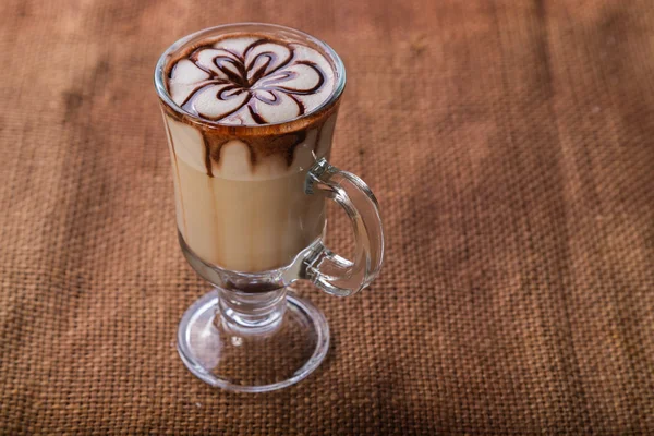 Latte koffie op de tabel — Stockfoto