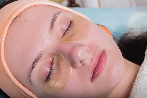 Mulher com tratamentos faciais cosméticos — Fotografia de Stock