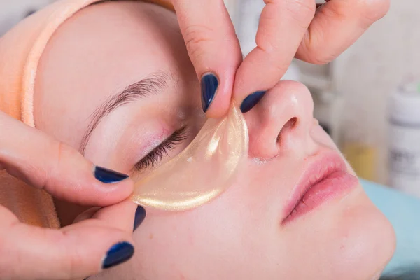 Mulher com tratamentos faciais cosméticos — Fotografia de Stock