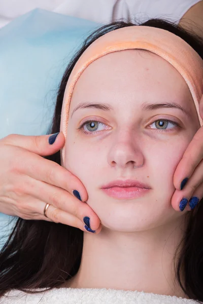 Mulher com tratamentos faciais cosméticos — Fotografia de Stock