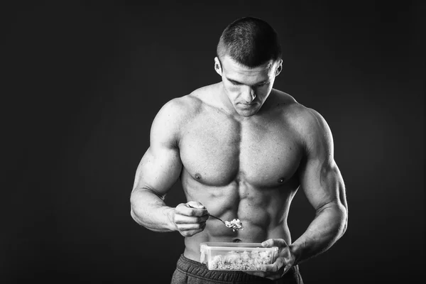 Bodybuilder eten sport voedsel — Stockfoto