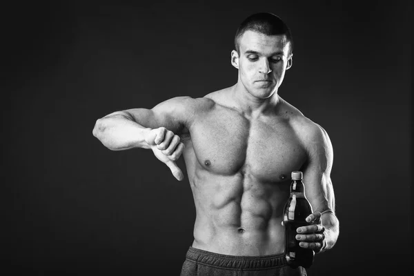 Muskulös kille med en öl — Stockfoto