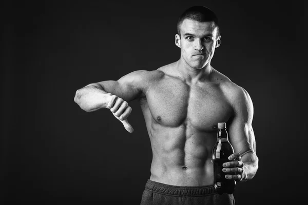 Мускулистый парень с пивом — стоковое фото