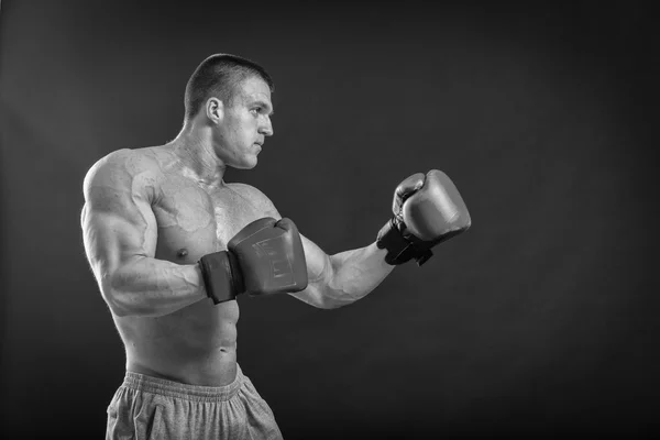 El hombre con guantes de boxeo — Foto de Stock