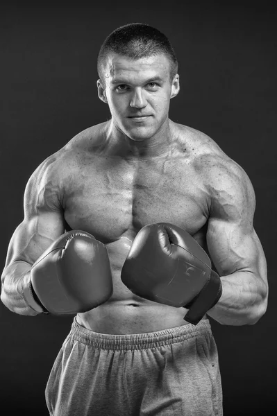 El hombre con guantes de boxeo —  Fotos de Stock