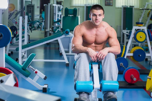 Mann macht Übungen im Fitnessstudio — Stockfoto