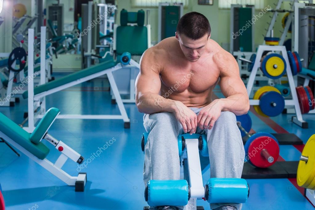 Triste homme au gymnase image libre de droit par aallm © #70445587