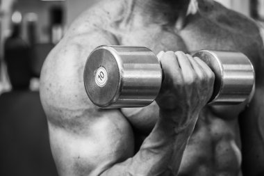 adam dumbbells ile bir spor salonu