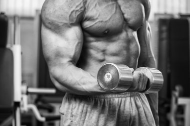 adam dumbbells ile bir spor salonu