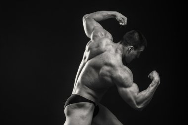 kaslı adam vücut geliştirmeci