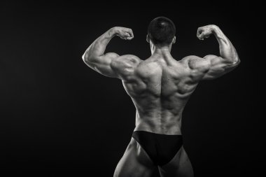 kaslı adam vücut geliştirmeci