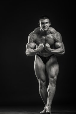 kaslı adam vücut geliştirmeci