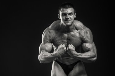 kaslı adam vücut geliştirmeci