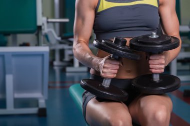 Kadın spor salonunda egzersiz yapıyor..