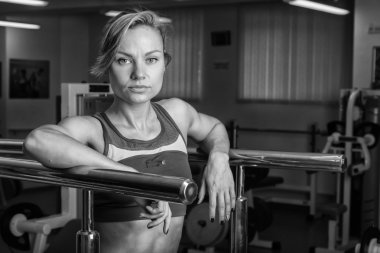 Kadın spor salonunda egzersiz yapıyor..