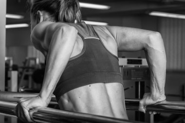 Kadın spor salonunda egzersiz yapıyor..