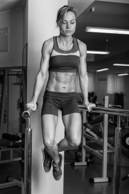 Kadın spor salonunda egzersiz yapıyor..