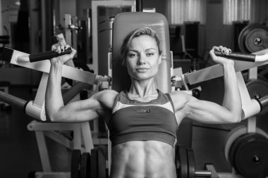 Kadın spor salonunda egzersiz yapıyor..