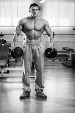 adam dumbbells ile bir spor salonu