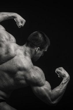 vücut geliştirmeci kasları gösterir