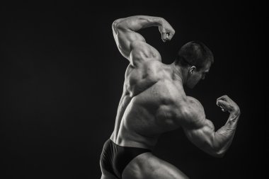 vücut geliştirmeci kasları gösterir