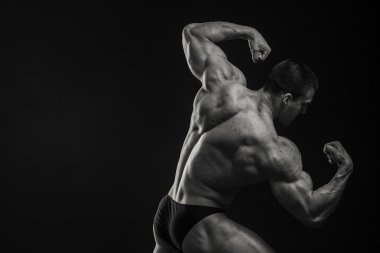 vücut geliştirmeci kasları gösterir